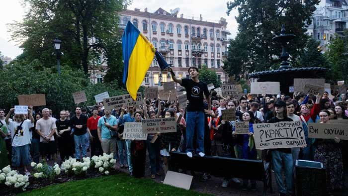 Ucrania: Zelenski se enfrenta a las primeras protestas masivas durante la guerra por sus medidas contra las agencias anticorrupción